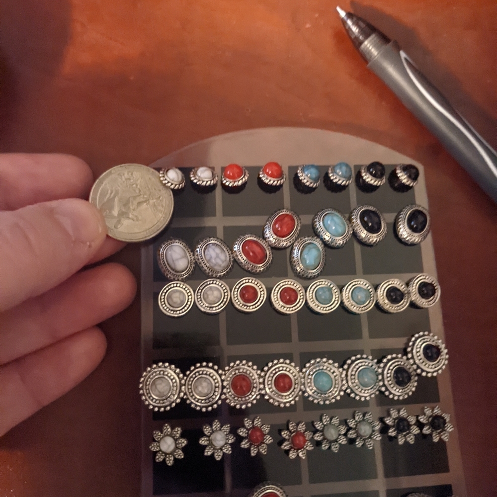 Set of 4 Stud Earrings - 4 colors in a set - Picture 4 of 4